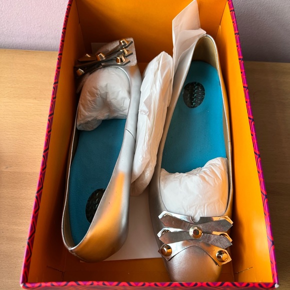 TORY BURCH “AURORA” SILVER METALLIC CLEAR LUCITE HEEL SHOES BRAND NEW IN BOX - Picture 11 of 16